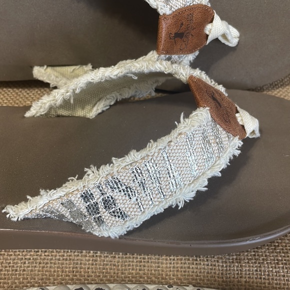 🎉❤️NEW SALE!! Corkys Silver Zebra Fringe Sandals Flip Flops - Picture 4 of 6